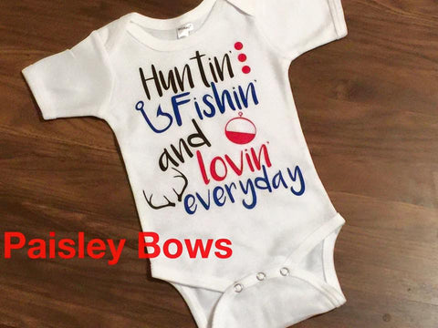 Huntin' Fishin' and lovin' everyday - Paisley Bows