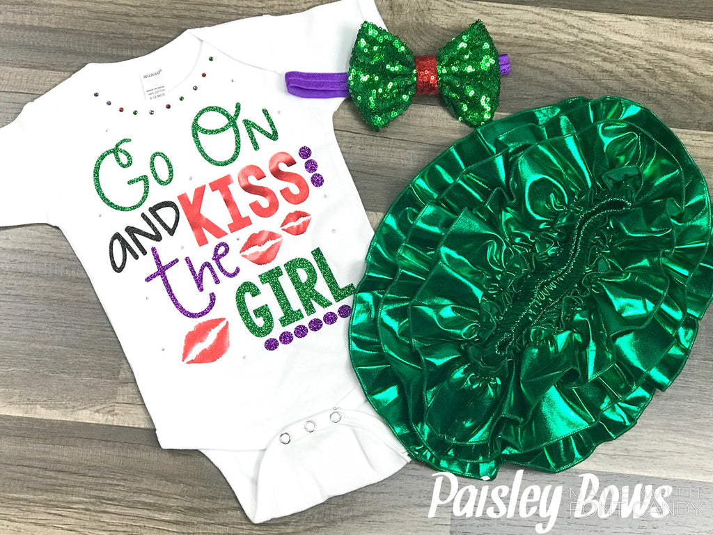Go On And Kiss The Girl - Paisley Bows